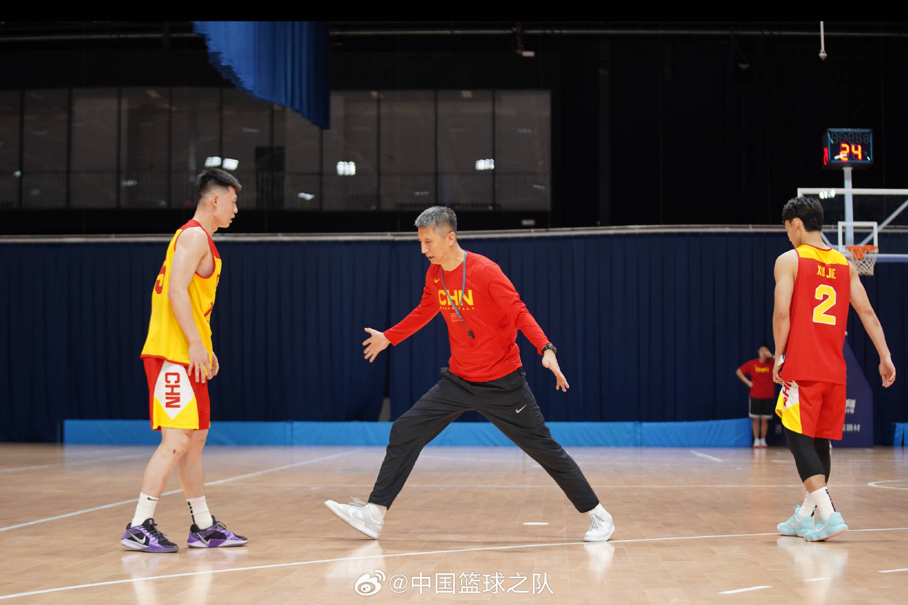开云体育官网-挑战极限，颠覆传统篮球战术的简单介绍